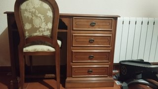 Escritorio rústico con silla