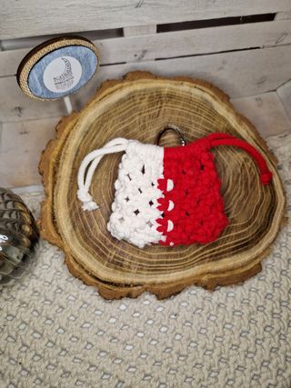 Borsellino portacuffie bianco e rosso macramé 