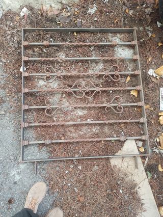 Dos rejas de forja echas a mano