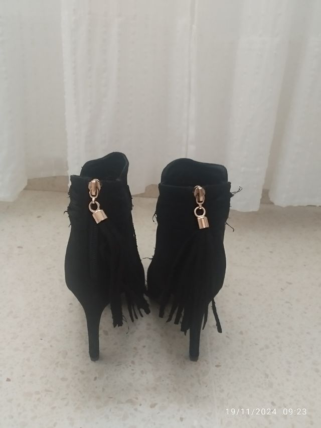 Botines negros de ante.