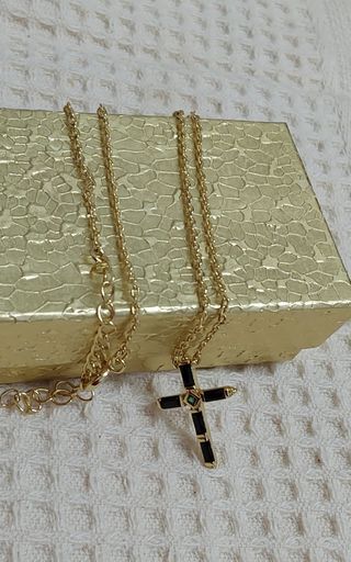 Collar con cruz de óxix con caja