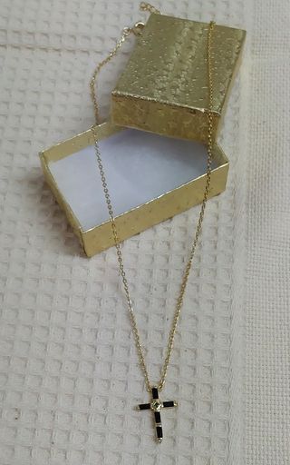 Collar con cruz de óxix con caja