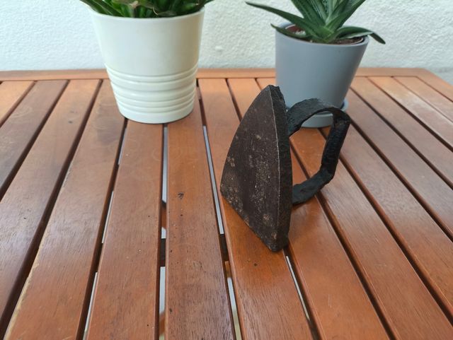 Pequeno ferro de engomar