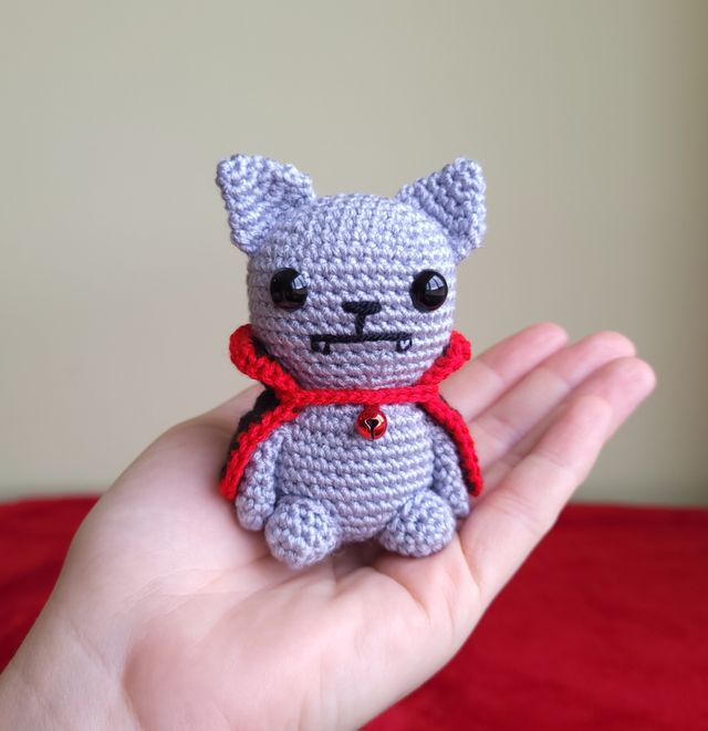 Gatto vampiro fatto a mano 