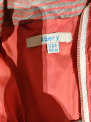 Sira-chubasquero niña...