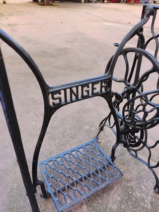 Maquina de coser singer con mueble y patas