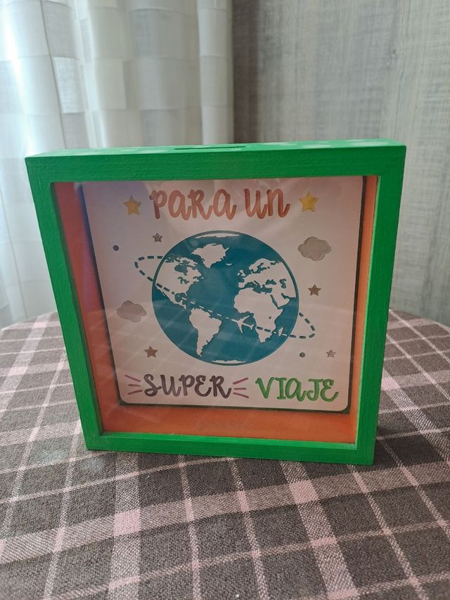 Hucha de madera pintada a mano