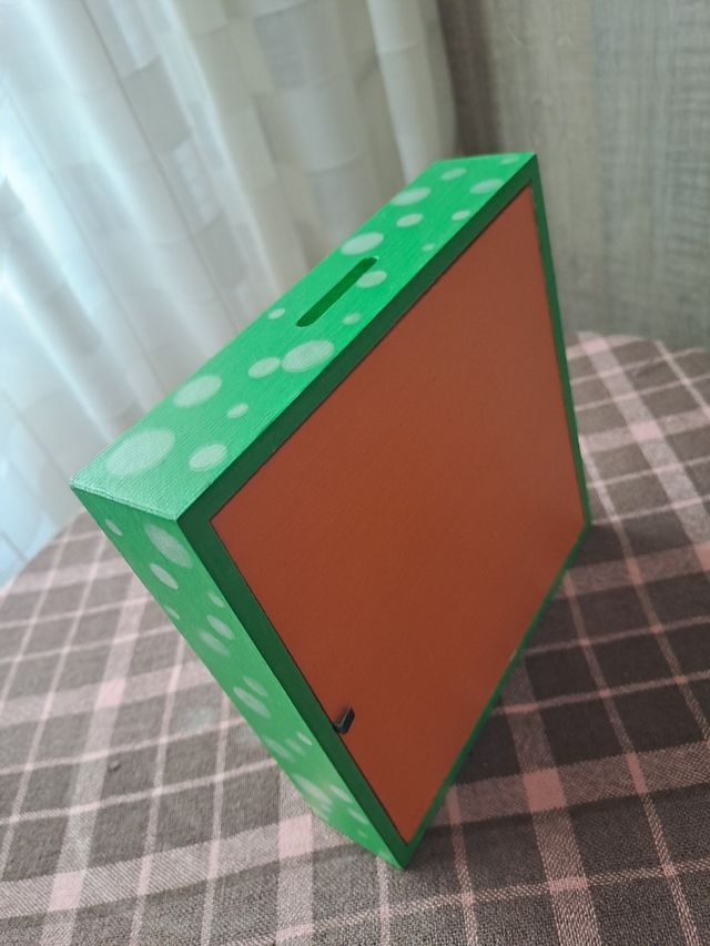 Hucha de madera pintada a mano