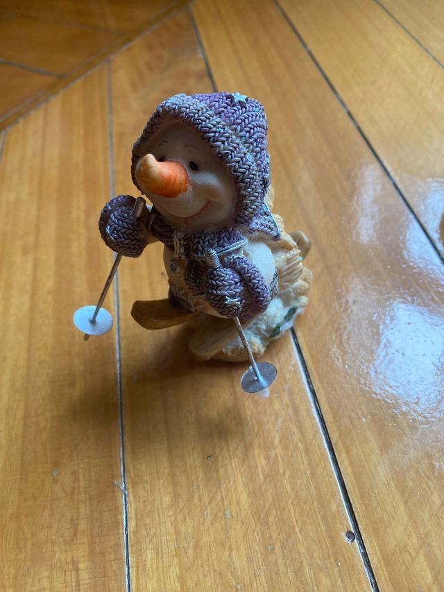 Figura muñeco de nieve esquiador