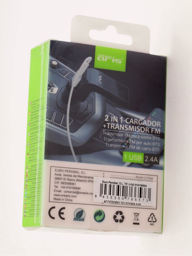 Cargador y transmisor FM