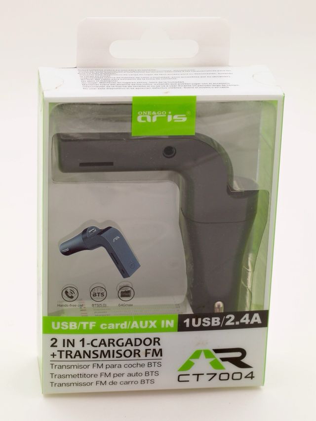 Cargador y transmisor FM