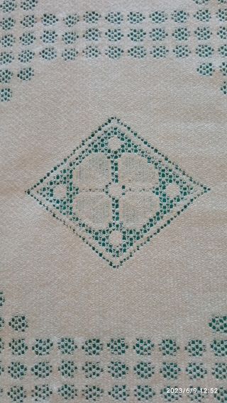 Mantelería con dibujos mesa comedor .