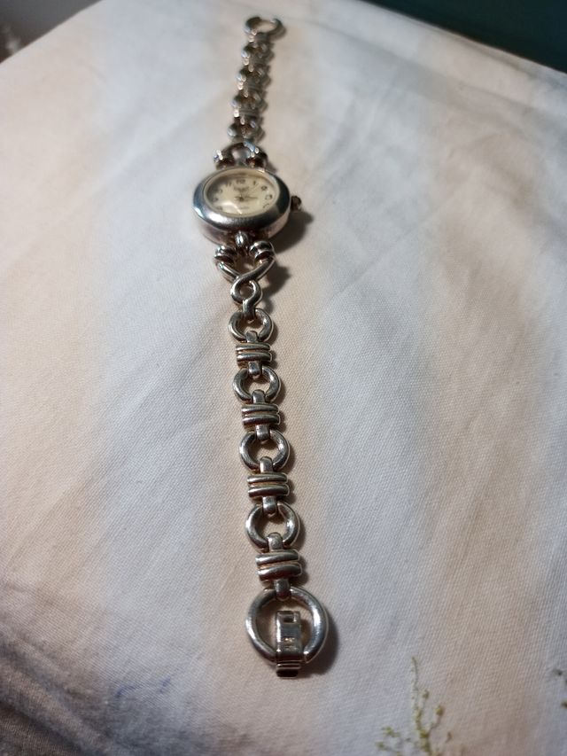Reloj de plata de Ley 925 tiene sello.