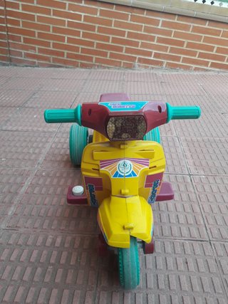 MOTO VESPA eléctrica 18 meses a dos años