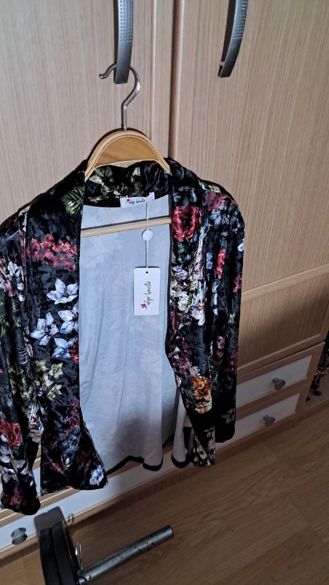 Bonita chaqueta de terciopelo o