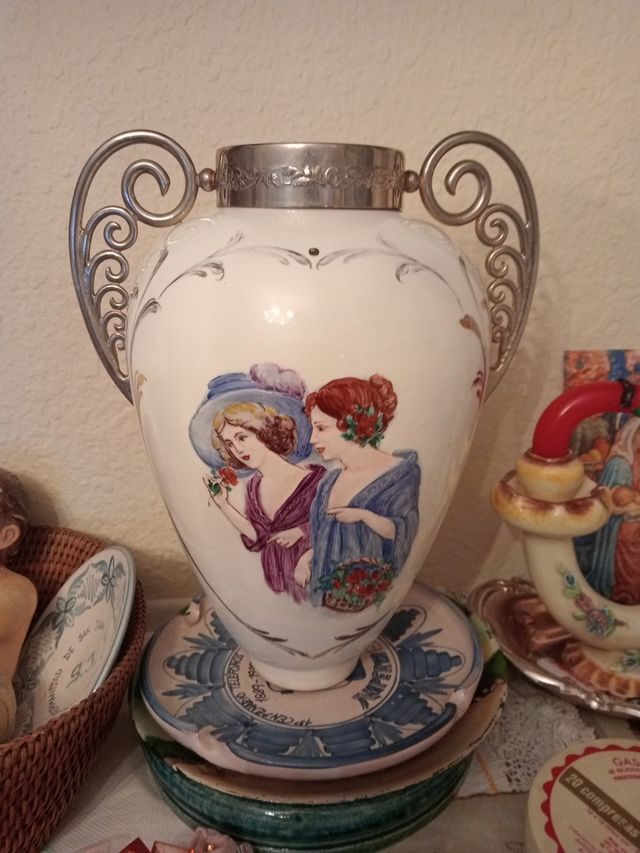 jarrón pintado a mano antiguo