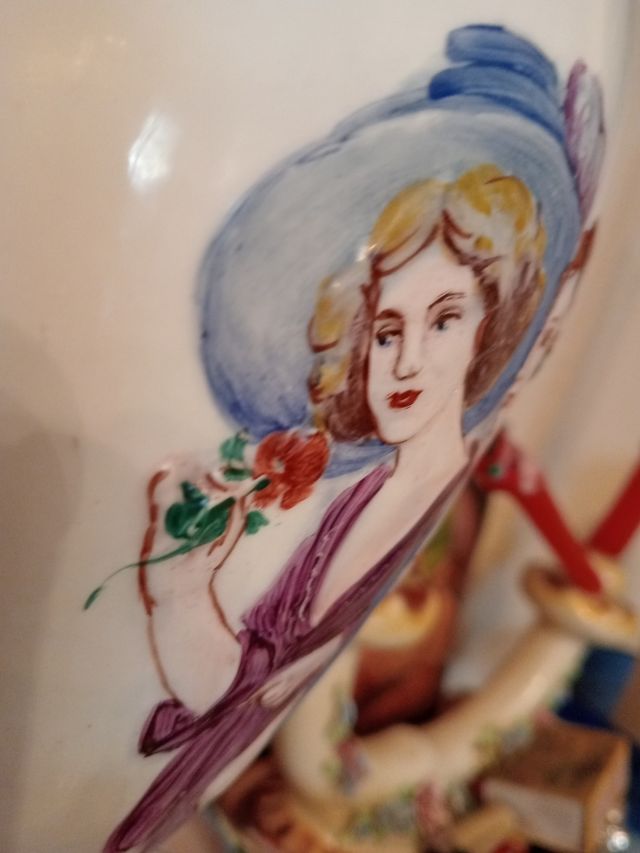 jarrón pintado a mano antiguo