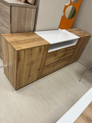 Aparador de color madera y blanco