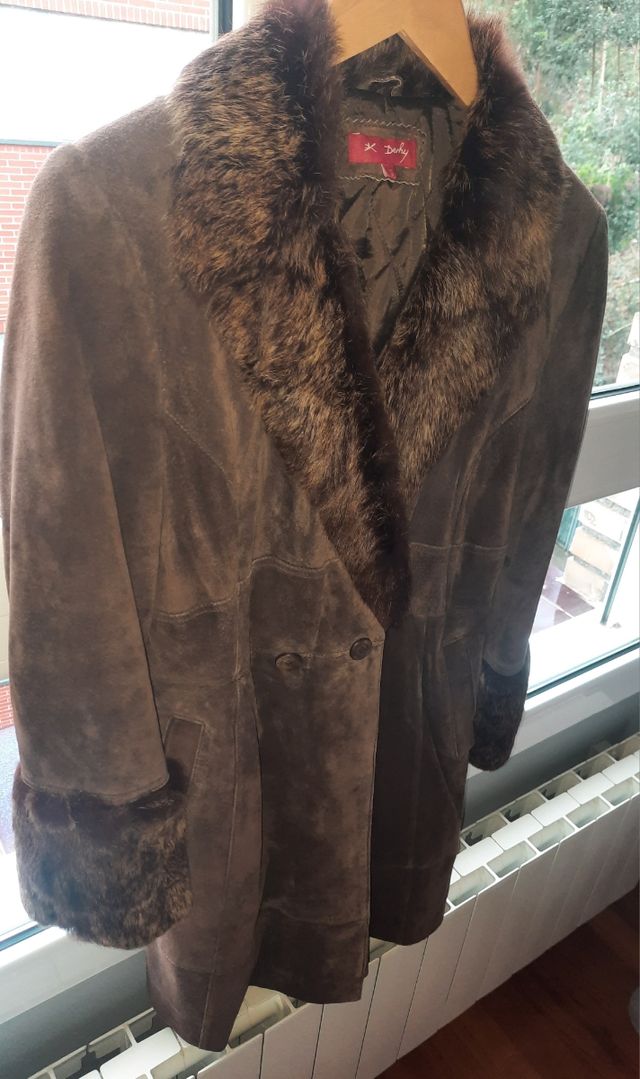 Abrigo de piel marrón. Talla S.