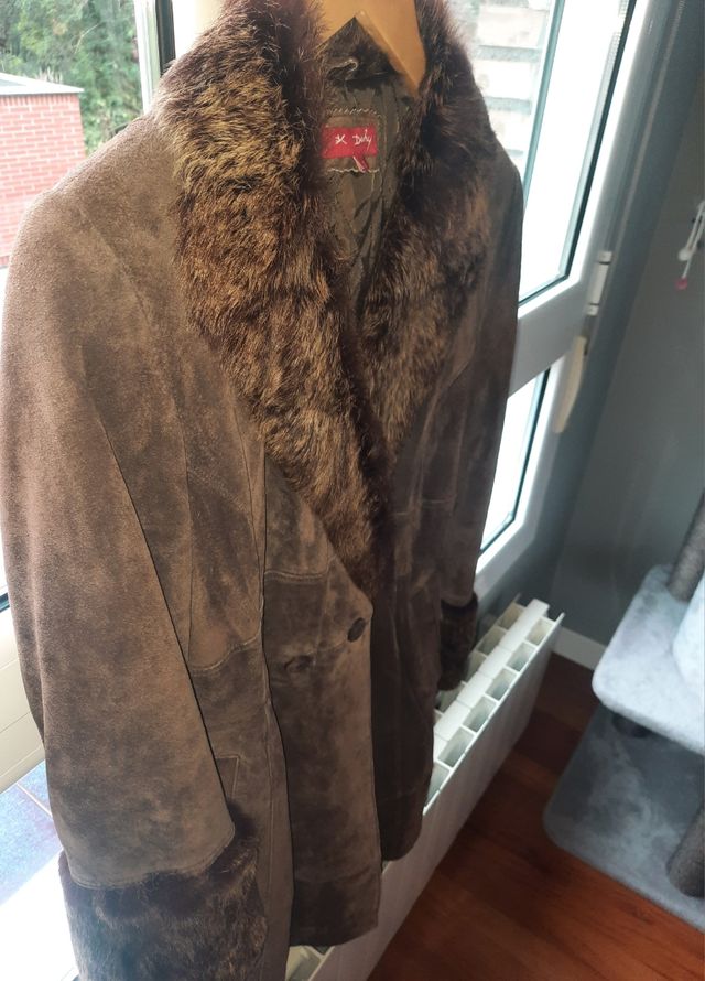 Abrigo de piel marrón. Talla S.