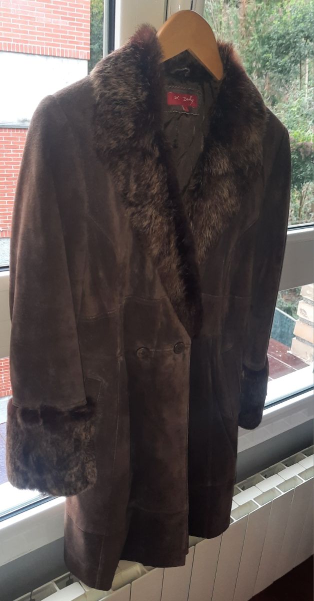 Abrigo de piel marrón. Talla S.