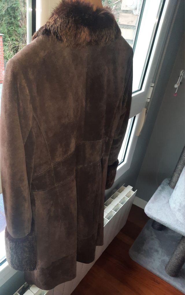 Abrigo de piel marrón. Talla S.
