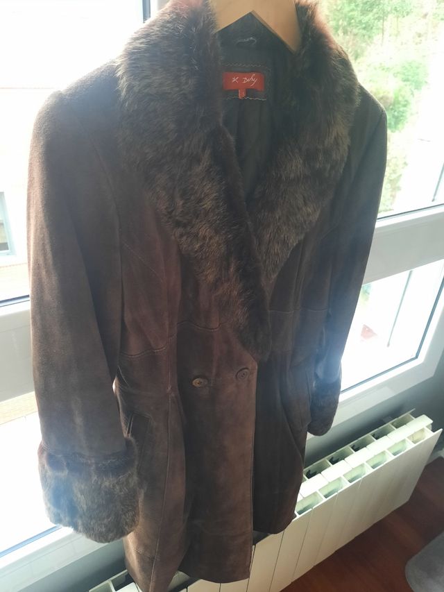 Abrigo de piel marrón. Talla S.