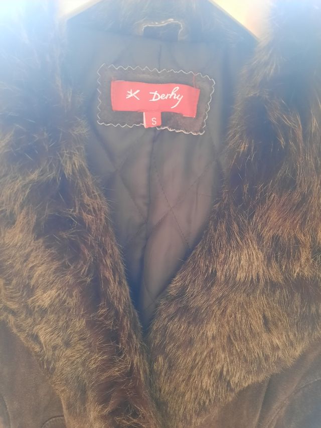 Abrigo de piel marrón. Talla S.