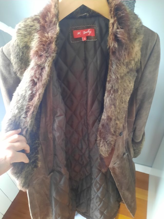 Abrigo de piel marrón. Talla S.