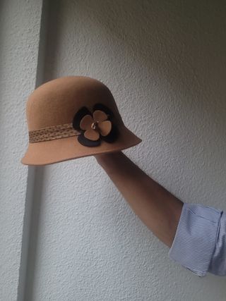 Sombrero camel con flor