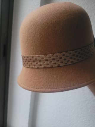 Sombrero camel con flor