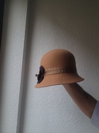 Sombrero camel con flor