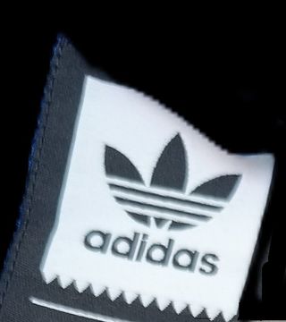 Gorra Adidas negra con logo bordado, ajustable