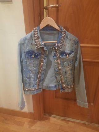 Cazadora vaquera tachuelas
