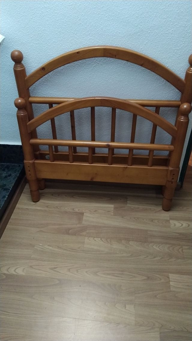 2 camas de pino macizo de marca Leño