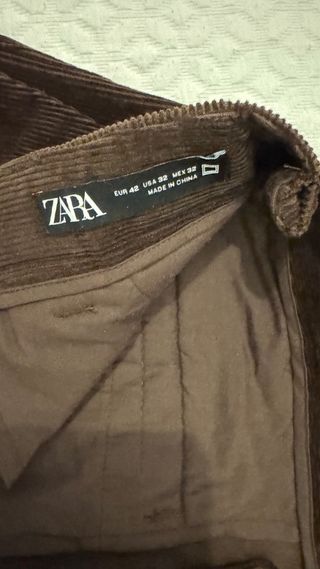 Pantalón pana straight pinzas marrón oscuro Zara