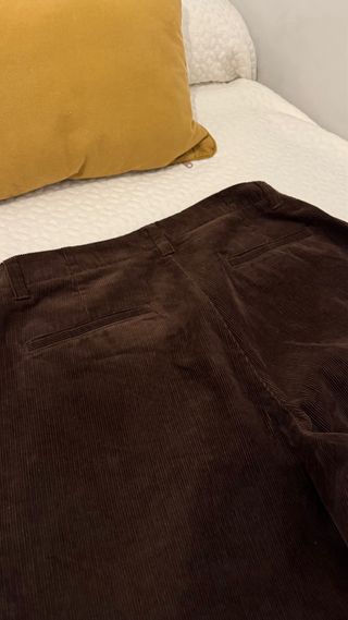 Pantalón pana straight pinzas marrón oscuro Zara