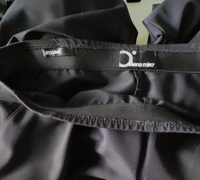 Pantaloni modello "jegging"