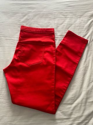 Pantalón pitillo rojo