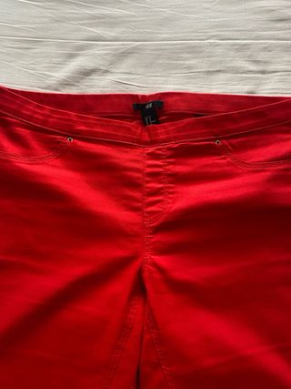 Pantalón pitillo rojo