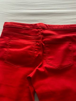 Pantalón pitillo rojo