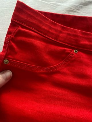 Pantalón pitillo rojo