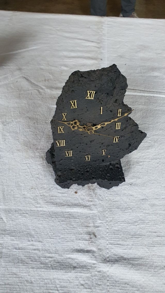 Orologio da tavolo in roccia vulcanica