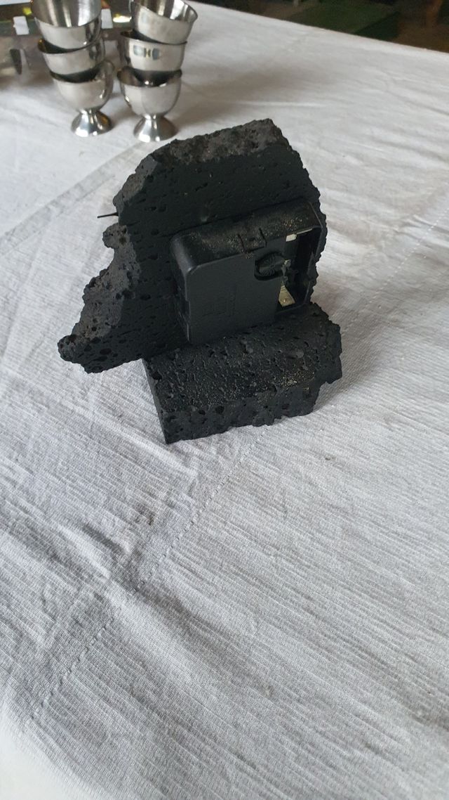 Orologio da tavolo in roccia vulcanica