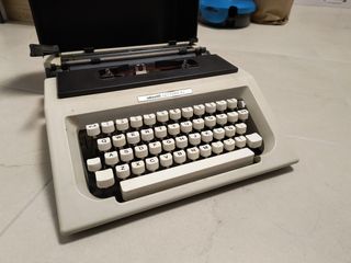 Maquina de escribir Olivetti lettera 40