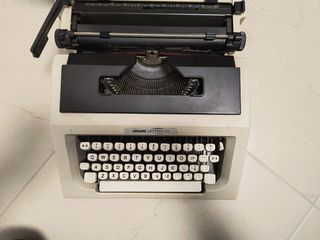 Maquina de escribir Olivetti lettera 40