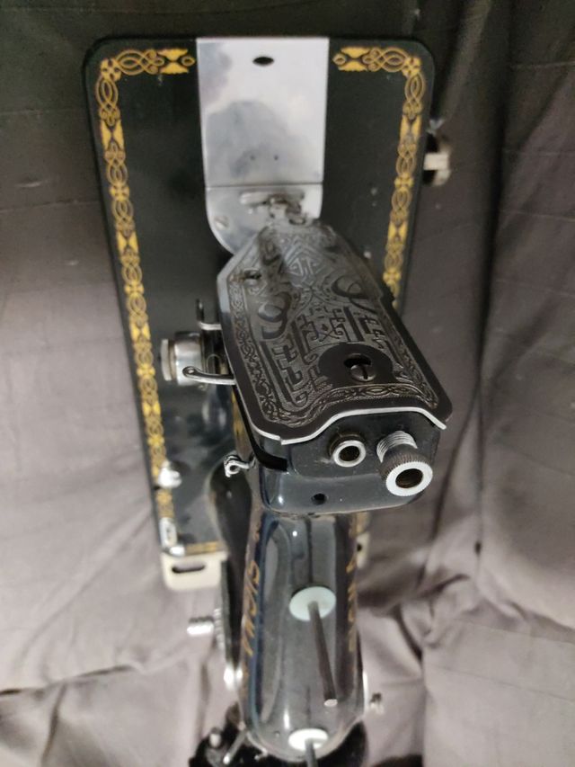 Macchina da cucire antica 