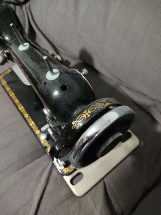 Macchina da cucire antica 