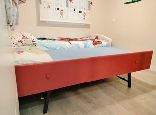 Cama y escritorio dormitorio infantil
