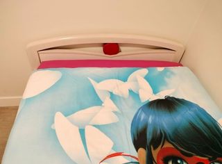 Cama y escritorio dormitorio infantil